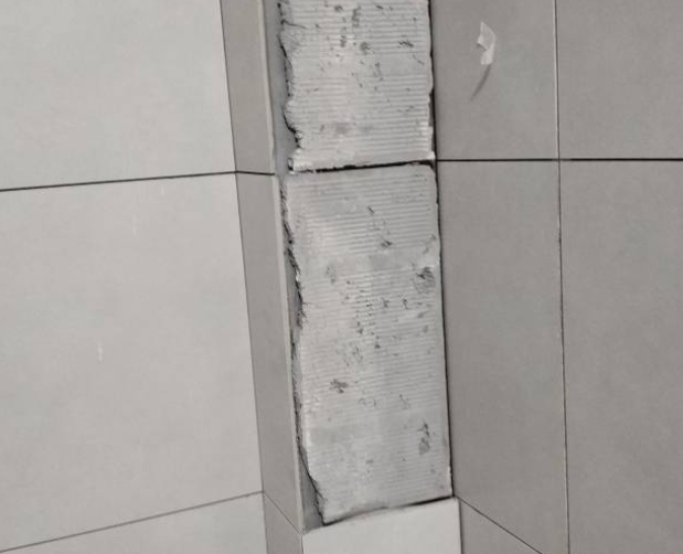 忻府瓷砖空鼓维修公司分享下瓷砖施工前基层浇水润湿程度不足，可能导致以下问题
